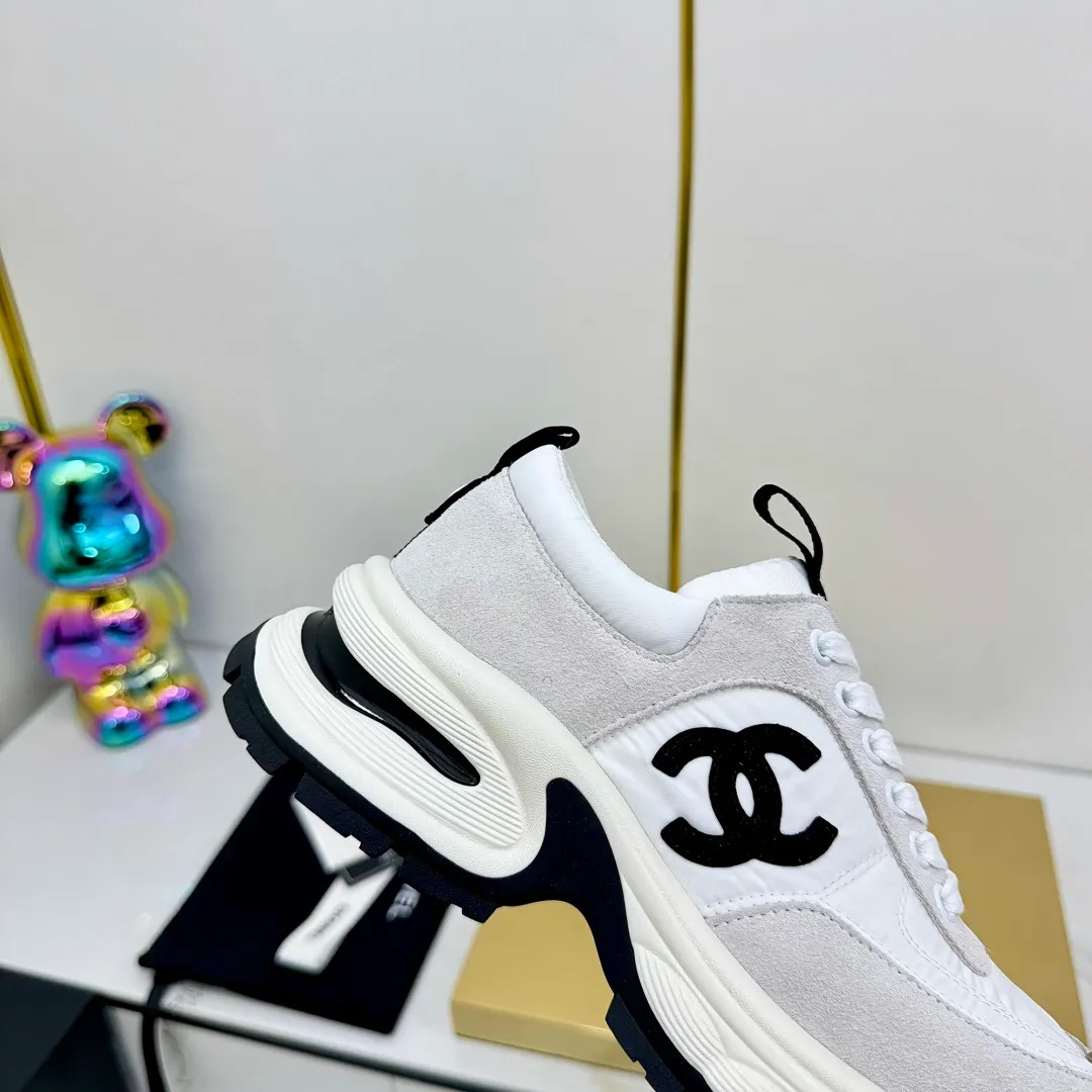👟👟Ex-factory price 680👟👟 Upgraded version, upgraded version, upgraded version! No rebuttal accepted! ! ! ! Chanel Chanel panda shoes! 2025 counter's top casual sports shoes. This classic design; the upper is electro-embroidered with a variety of techniques; the outsole is fashionable and sporty; the unusual inclusion of a variety of color matching elements... The diversified mix and match is very good-looking and versatile, and can be used for leisure, fashion, sports, and outdoor... ꫛꫀꪝ Go➫ Materials: ❶Upper made of: original imported first-layer silk cowhide + original waterproof cloth + original first-layer cowhide ❷Inner lining: Original Yangli+Net ❸Outsole based on: Original TPU combination outsole Counter boutique packaging complete set for women 35–41 👉 👉 👉 👉
